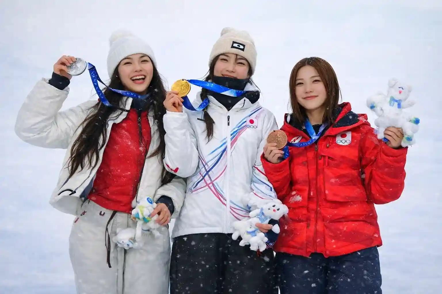 Chloe Kim celebrates with the U.S. flag and silver medal after the women’s snowboard halfpipe final at the 2026 Winter Olympics in Livigno.