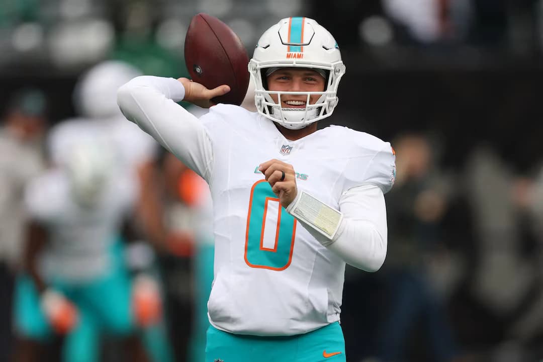 Miami Dolphins quarterback warming up before Jets game